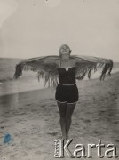 1927, brak miejsca.
Kobieta w stroju kąpielowym na plaży.
Fot. NN/Ośrodek Karta.