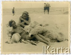 6.07-14.07.1937, Jastarnia.
Janina Kamińska z Renatą Pleszczyńską na plaży.
Fot. NN/Ośrodek KARTA.