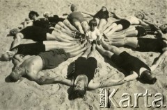 Lata 20., Pomorze.
Grupa osób odpoczywająca na plaży. Leżąca w środku Elżbieta Zajączkowska, z lewej jej mąż Piotr.
Fot. NN/Ośrodek KARTA