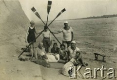 Lata 20.
Grupa osób odpoczywająca na plaży nad jeziorem.
Fot. NN/Ośrodek KARTA