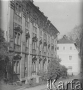 Czerwiec 1948, Cieplice Śląskie-Zdrój, woj. wrocławskie, Polska. 
Gmach Muzeum Ornitologicznego, tzw. Długi Dom. Wchodził w skład dawnego klasztoru pocysterskiego, był własnością hrabiów Schaffgotschów. Przechowywano tutaj bogate zbiory przyrodnicze, od 1920 r. działało w ty miejscu Muzeum. Po 1945 r. wznowiono jego działalność.
Fot. Jerzy Konrad Maciejewski, zbiory Ośrodka KARTA