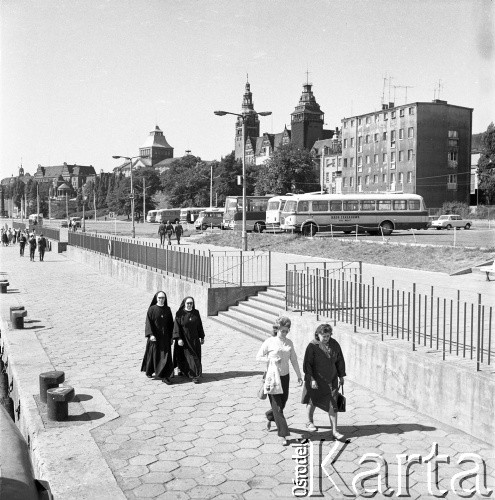 Lata 70., Szczecin, Polska.
Nabrzeże wzdłuż Odry w okolicy Dworca Morskiego (niewidoczny), ul. Jana z Kolna, w tle parking i budynek Wojewódzkiej Rady Narodowej, Muzeum Narodowego i Wyższej Szkoły Morskiej (od prawej do lewej) – Wały Chrobrego.
Fot. Maciej Jasiecki, zbiory Ośrodka KARTA