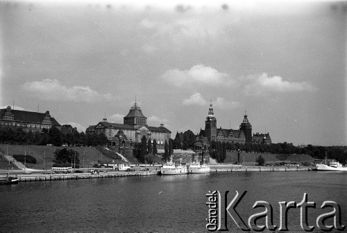 Lata 70., Szczecin, Polska.
Wały Chrobrego z Wyższą Szkołą Morską, Wojewódzką Radą Narodową i Muzeum Narodowym.
Fot. Maciej Jasiecki, zbiory Ośrodka KARTA