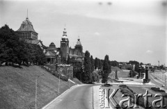 Lata 70., Szczecin, Polska.
Wały Chrobrego (od lewej): Muzeum Narodowe i Wojewódzka Rada Narodowa.
Fot. Maciej Jasiecki, zbiory Ośrodka KARTA