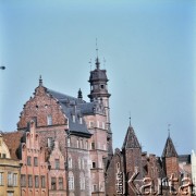 Lata 80., Gdańsk, Polska.
Dom Towarzystwa Przyrodniczego (tzw. Dom Przyrodników) nad Motławą przy Długim Pobrzeżu i ulicy Mariackiej; siedziba Muzeum Archeologicznego.
Fot. Edward Grochowicz, zbiory Ośrodka KARTA