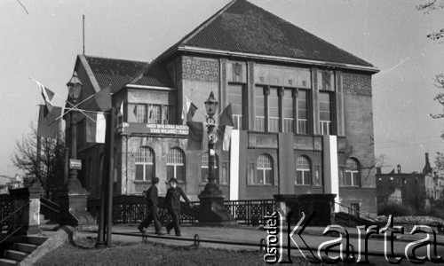 Ok. 1950, Wrocław, Polska.
Wrocławski oddział Muzeum Wojska Polskiego. Budynek ozdobiono flagami biało-czerwonymi i czerwonymi oraz hasłem: 