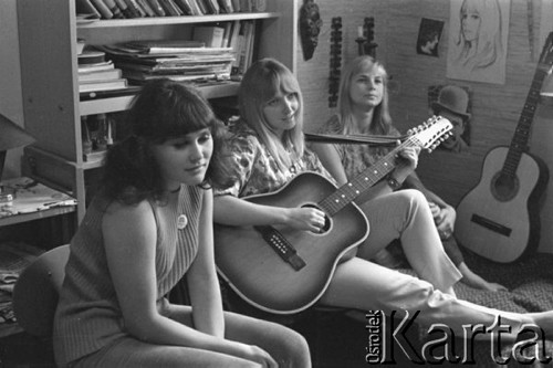 Maj 1969, Warszawa, Polska.
Maryla Rodowicz, studentka Akademii Wychowania Fizycznego, z gitarą i koleżankami.
Fot. Romuald Broniarek/KARTA