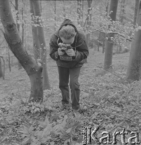 Lata 70., Pieskowa Skała, Ojcowski Park Narodowy, Polska.
Botanik w okolicach Pieskowej Skały fotografuje rośliny.
Fot. Irena Jarosińska, zbiory Ośrodka KARTA