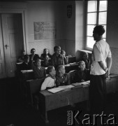 lata 50., Libertowa, Polska
Lekcja klasy III, w głębi na ścianie plakat z napisem 