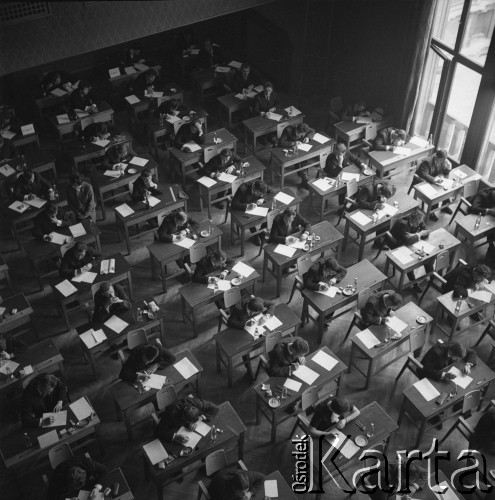 Lata 60., Kraków, Polska.
Prawdopodobnie Zespół Szkół Zawodowych dla pracujących Huty im. Lenina. Młodzi ludzie piszą egzamin.
Fot. Stanisław Gawliński, zbiory Ośrodka KARTA