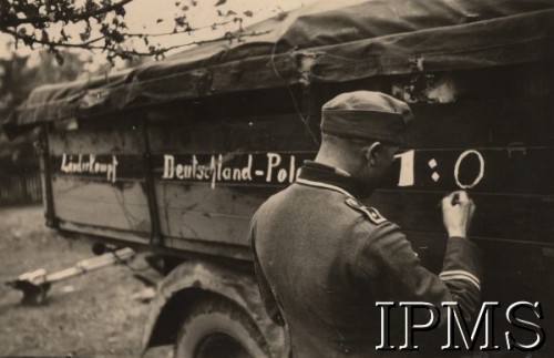 Wrzesień 1939, brak miejsca, Polska
Kampania wrześniowa, wkroczenie oddziałów niemieckich do Polski. Niemiecki żołnierz piszący na burcie ciężarówki: 