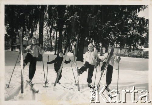 1937, Bursztyn, woj. stanisławowskie, Polska.
Grupa dzieci na nartach. Od lewej: Maria 