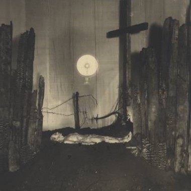 Fotografia z kolekcji tematycznej: groby wielkanocne w kościele św. Anny w Warszawie czasie II wojny światowej