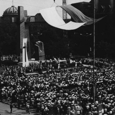 Fotografia z kolekcji: budowa i odsłonięcie Pomnika Ofiar Czerwca 1956